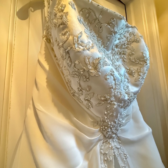 David’s Bridal NWT A line Chiffon Split Front Overlay Wedding Dress STYLE# V9010 - Picture 15 of 16